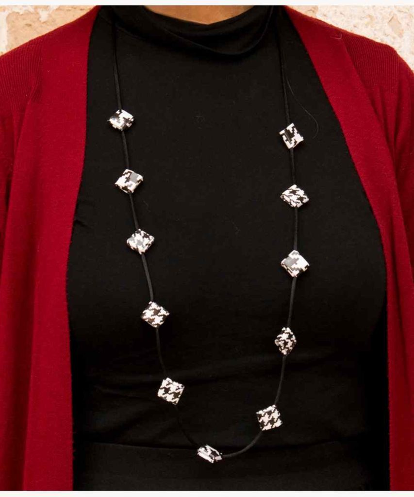Collar hilo de seda y papel reciclado Pata de Gallo Strambótica
