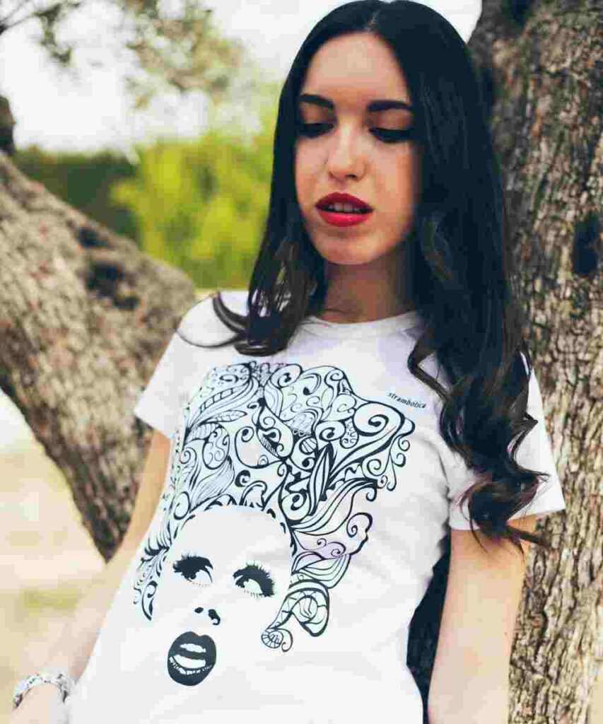 camiseta sostenible hecha a mano con algodón orgánico de strambótica