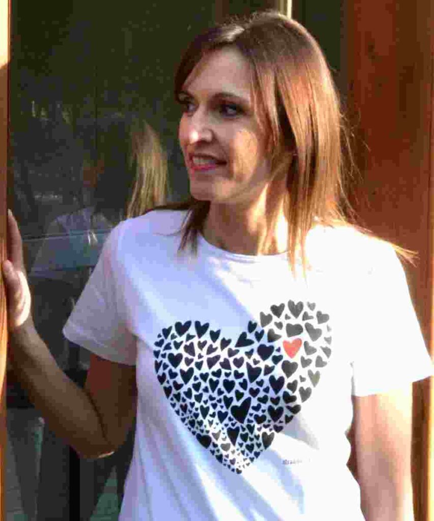 camiseta orgánica blanca corazones strambotica meetbio